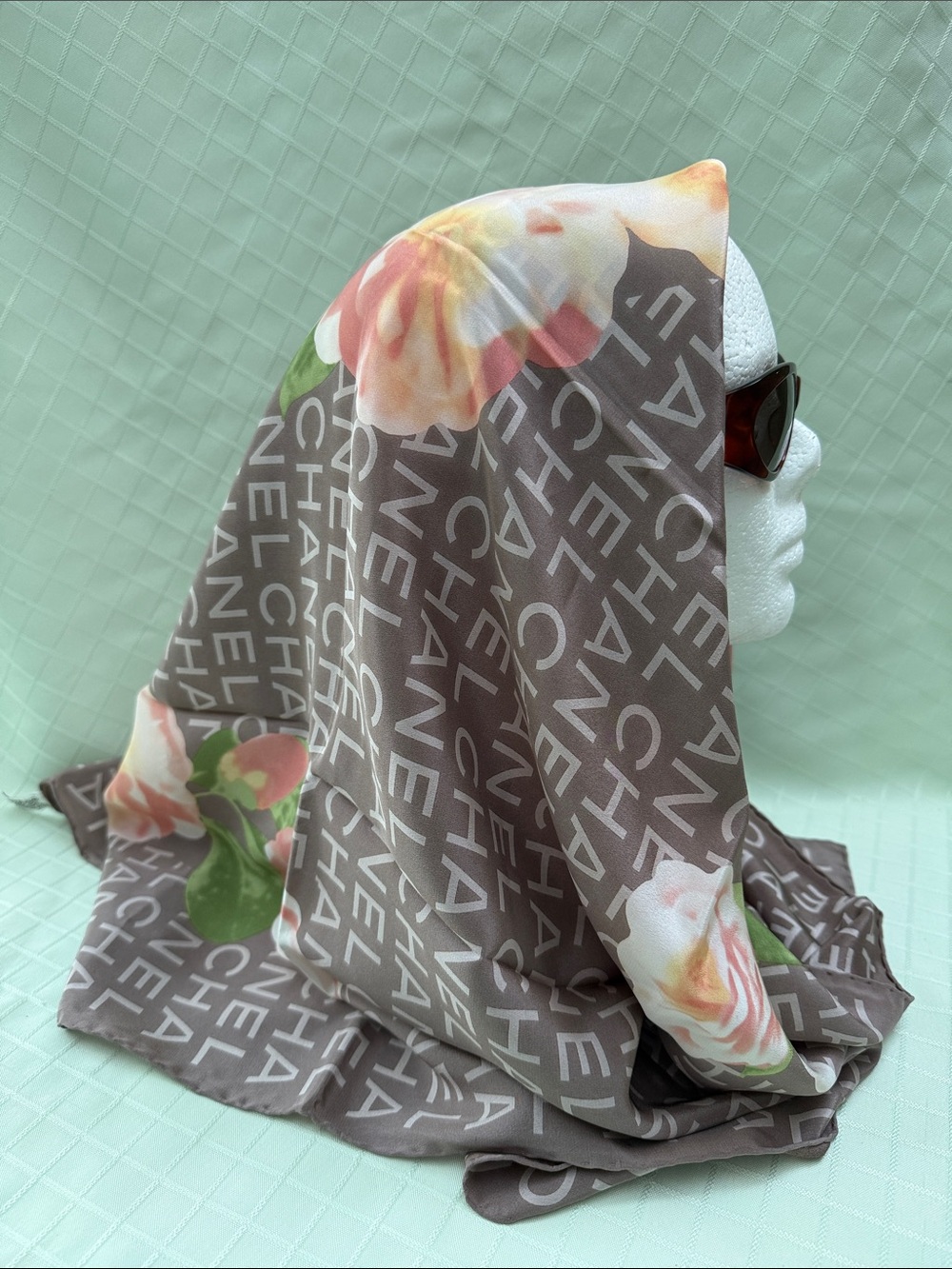 New vintage Chanel multicolored floral design large silk scarf - Picture 4 of 15